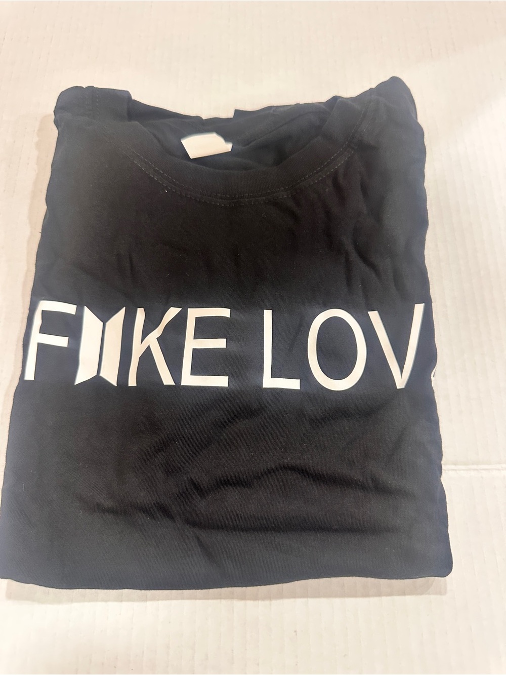 BTS Fake Love Shirt + BTS Bucket Hat Bundle Size M NIP - Picture 6 of 7